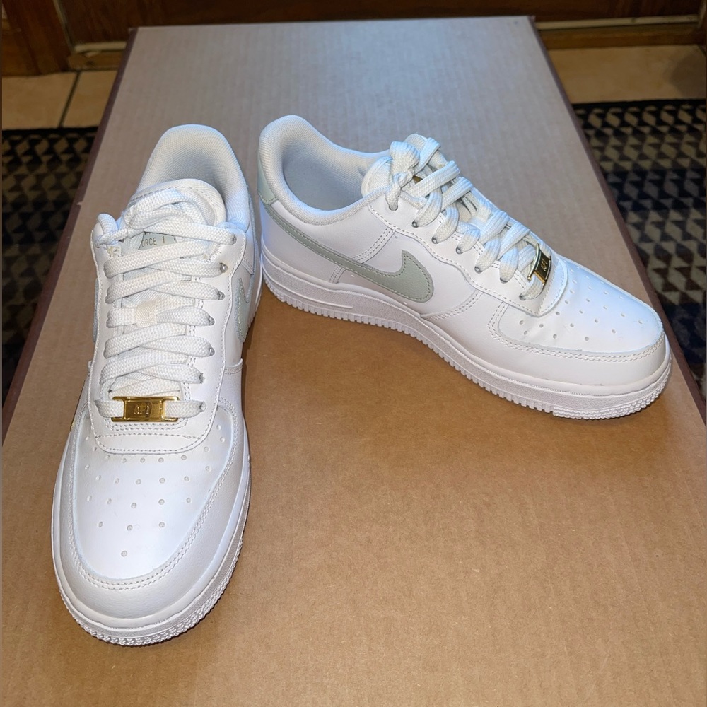 2021 Women’s Air Force 1’White Light Silver’
Size 5
Worn only a few times